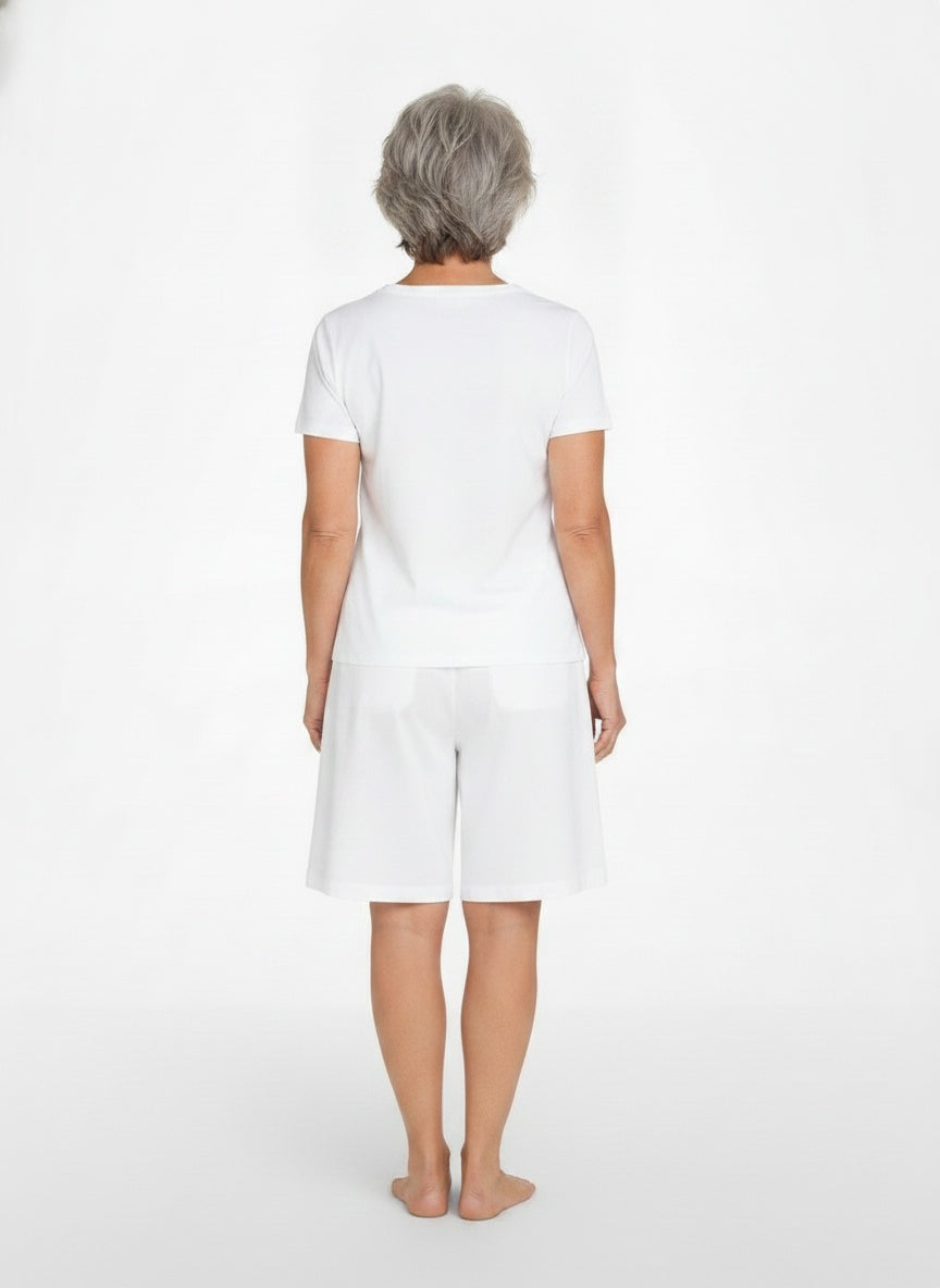 Back pose of the model wearing Witte zomer t-shirt met korte mouwen voor dames