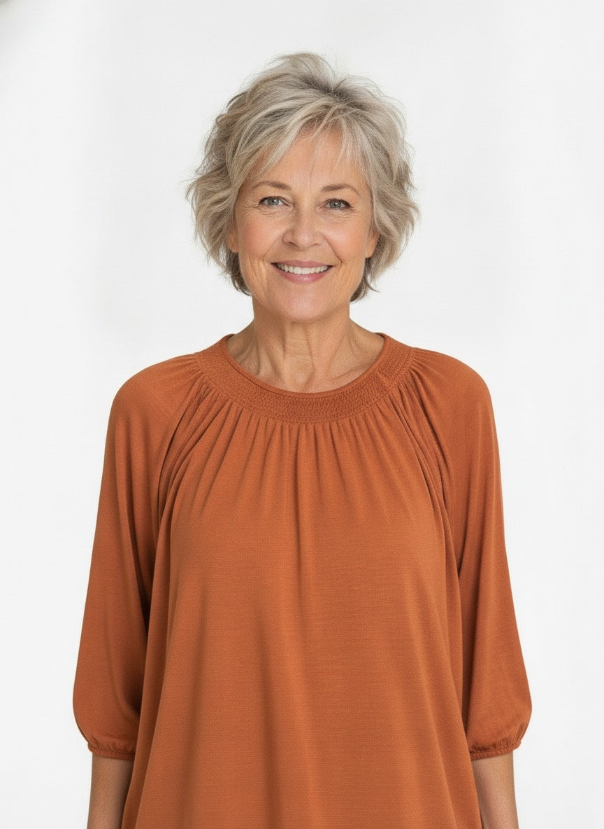 Close-up of the model wearing Dames T-shirt met ronde hals