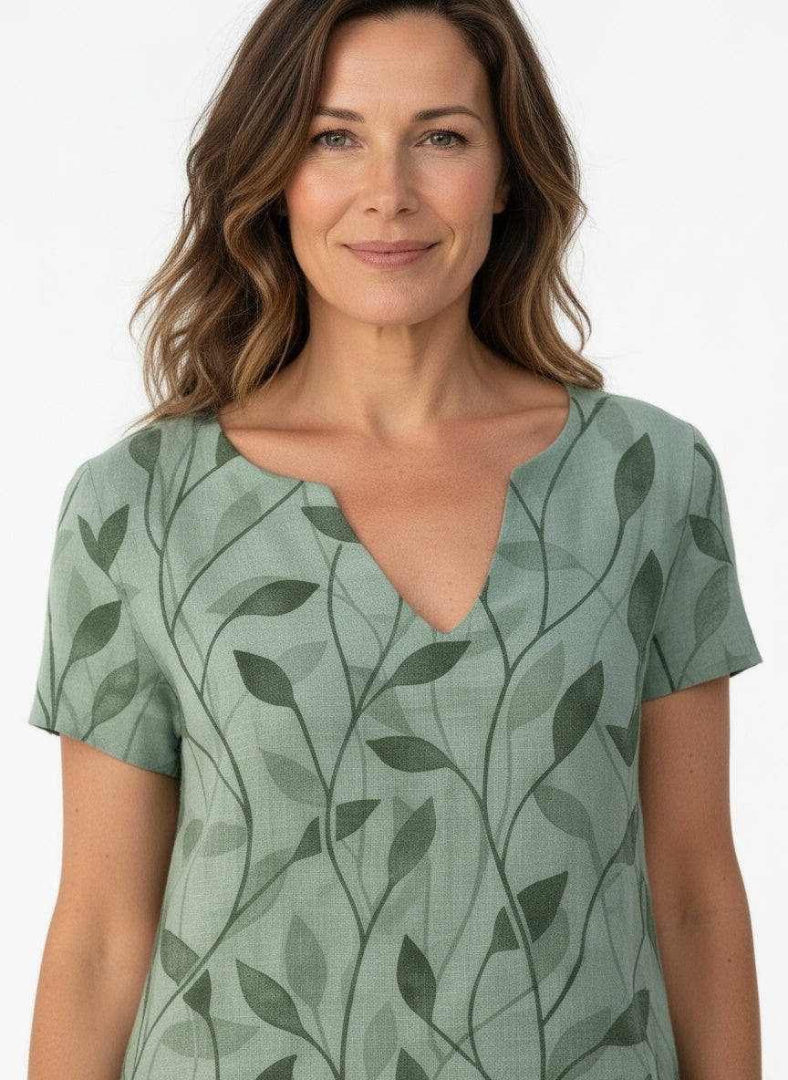 Close-up of the model wearing Midi-jurk met V-hals en print voor vrouwen