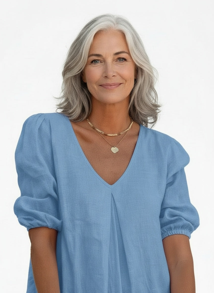 Close-up of the model wearing Rechte zomerjurk voor dames van linnen met V-hals en elegante frisheid