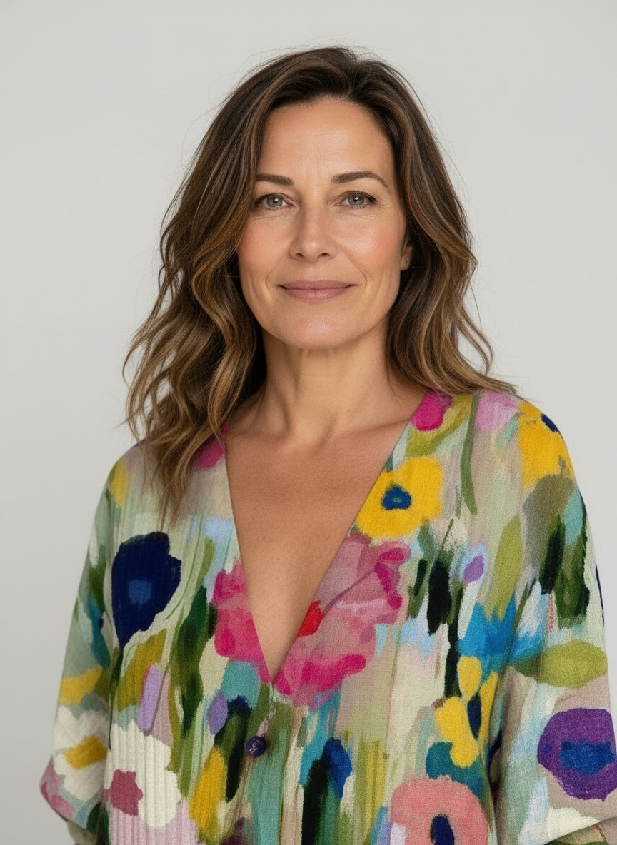 Close-up of the model wearing Maxijurk bohemien met V-hals voor dames