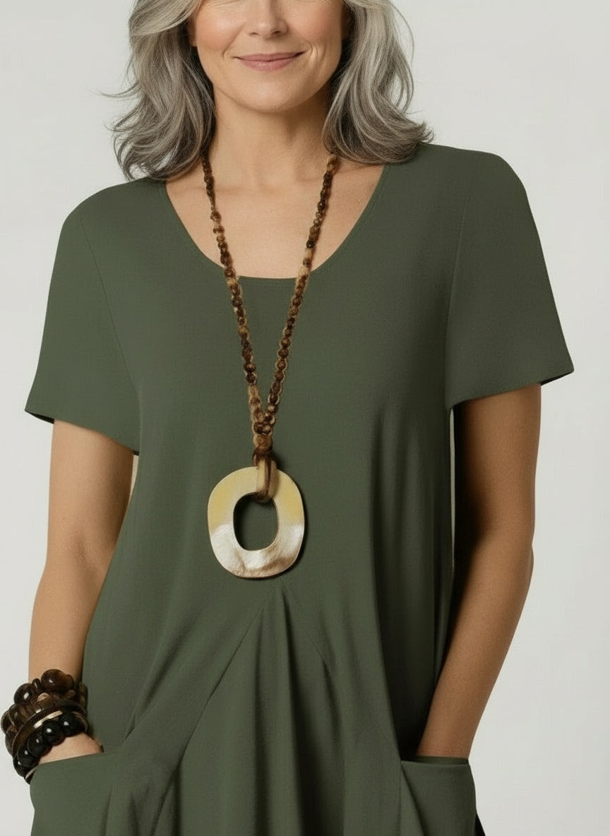 Close-up of the model wearing Vloeiende midi zomerjurk met ruime snit en ronde hals voor dames
