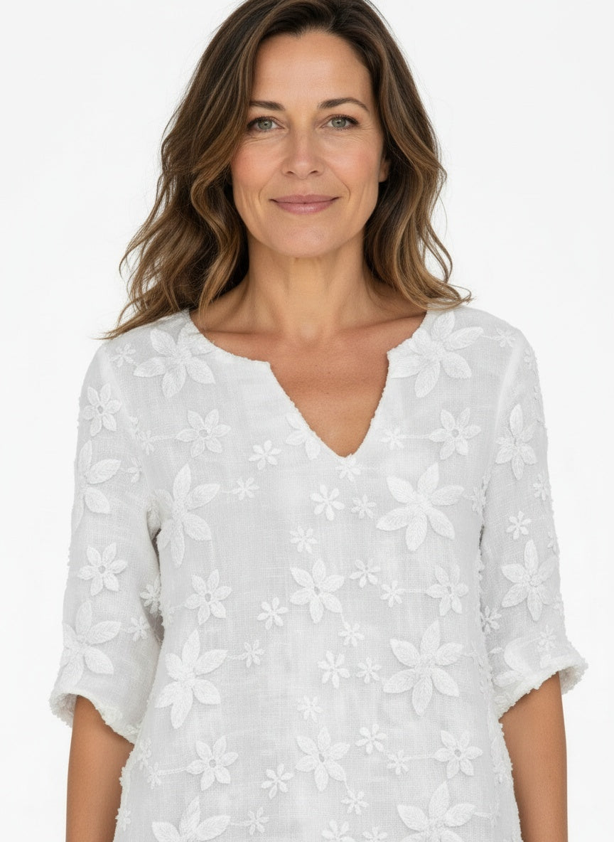 Close-up of the model wearing Mini-jurk met bloemenpatroon en 3/4 mouwen voor vrouwen