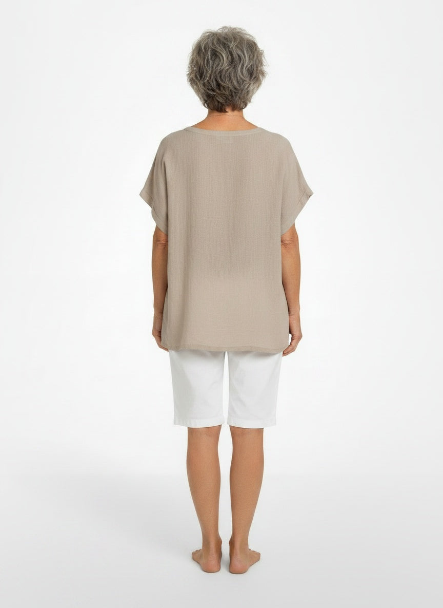 Back pose of the model wearing Losse, vloeiende dames T-shirt van zachte stof met V-hals