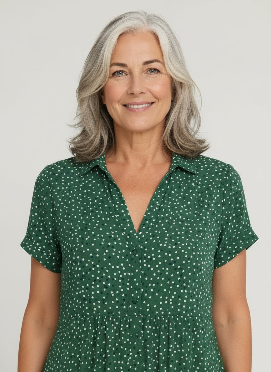 Close-up of the model wearing Midi overhemdjurk met korte mouwen voor dames