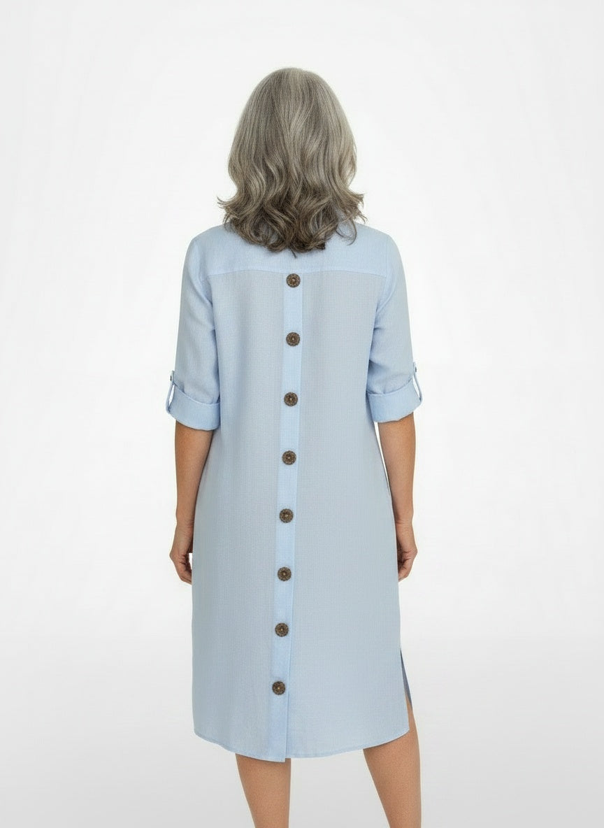 Back pose of the model wearing Linnen overhemdjurk voor dames