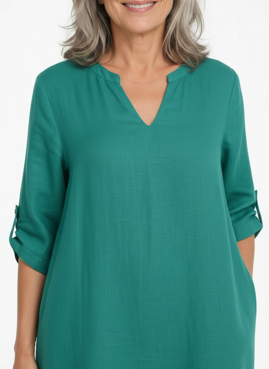 Close-up of the model wearing Midi-jurk met V-hals en driekwartmouwen voor vrouwen