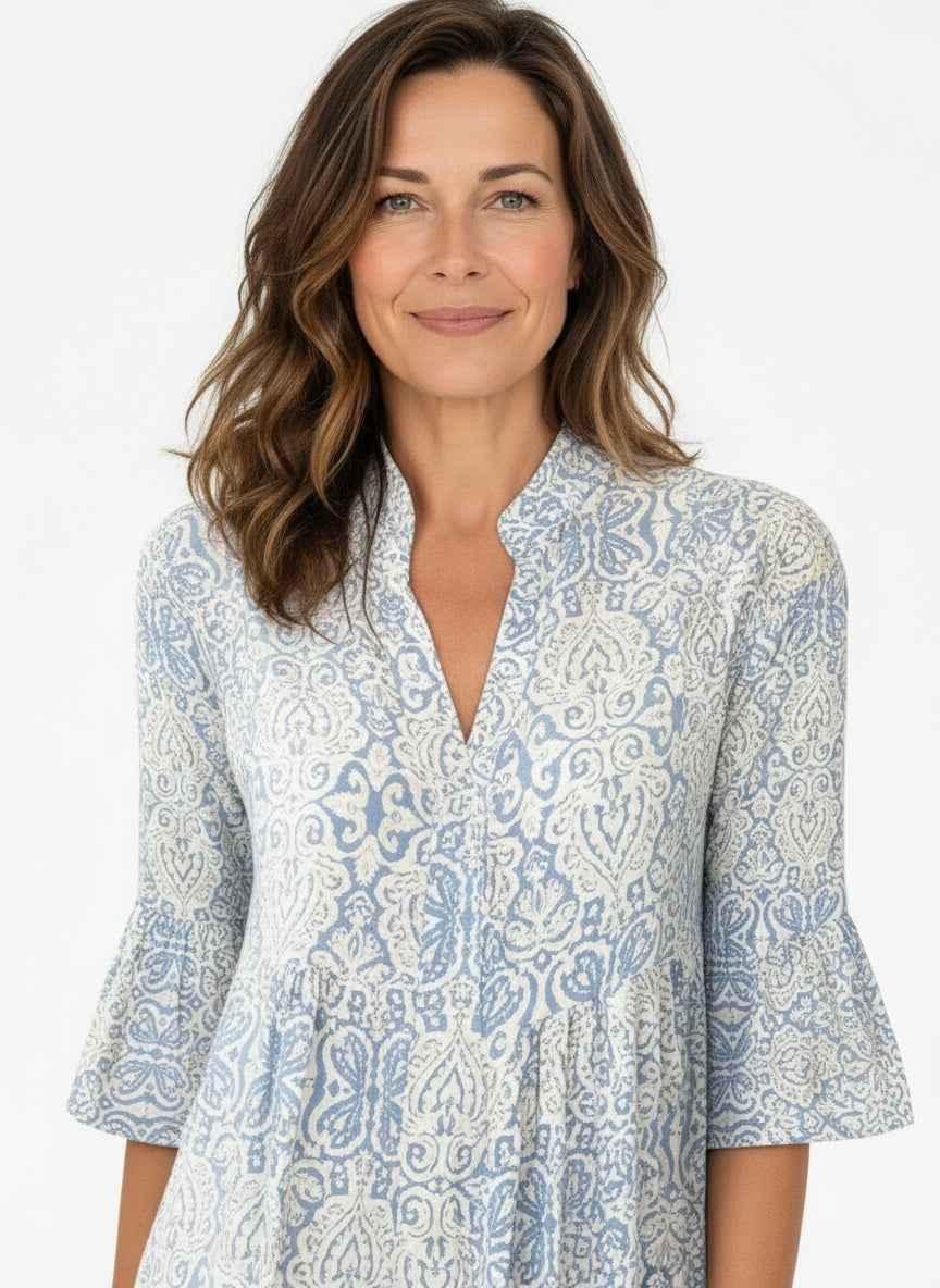 Close-up of the model wearing Elegante mini jurk met driekwartmouwen voor dames