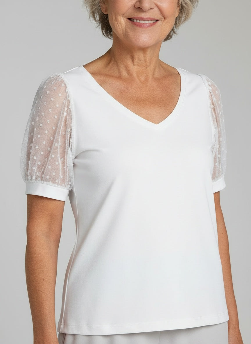 Close-up of the model wearing Dames top met V-hals