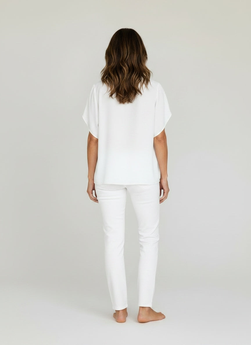 Back pose of the model wearing Korte mouwen blouse voor dames