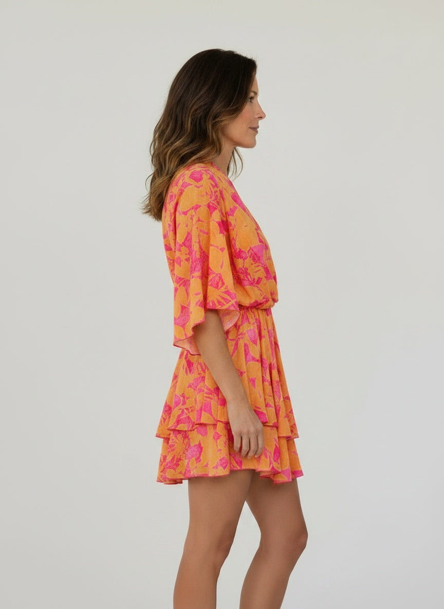 Side profile of the model wearing Korte boheemse jurk – vrije stijl en gegarandeerd comfort