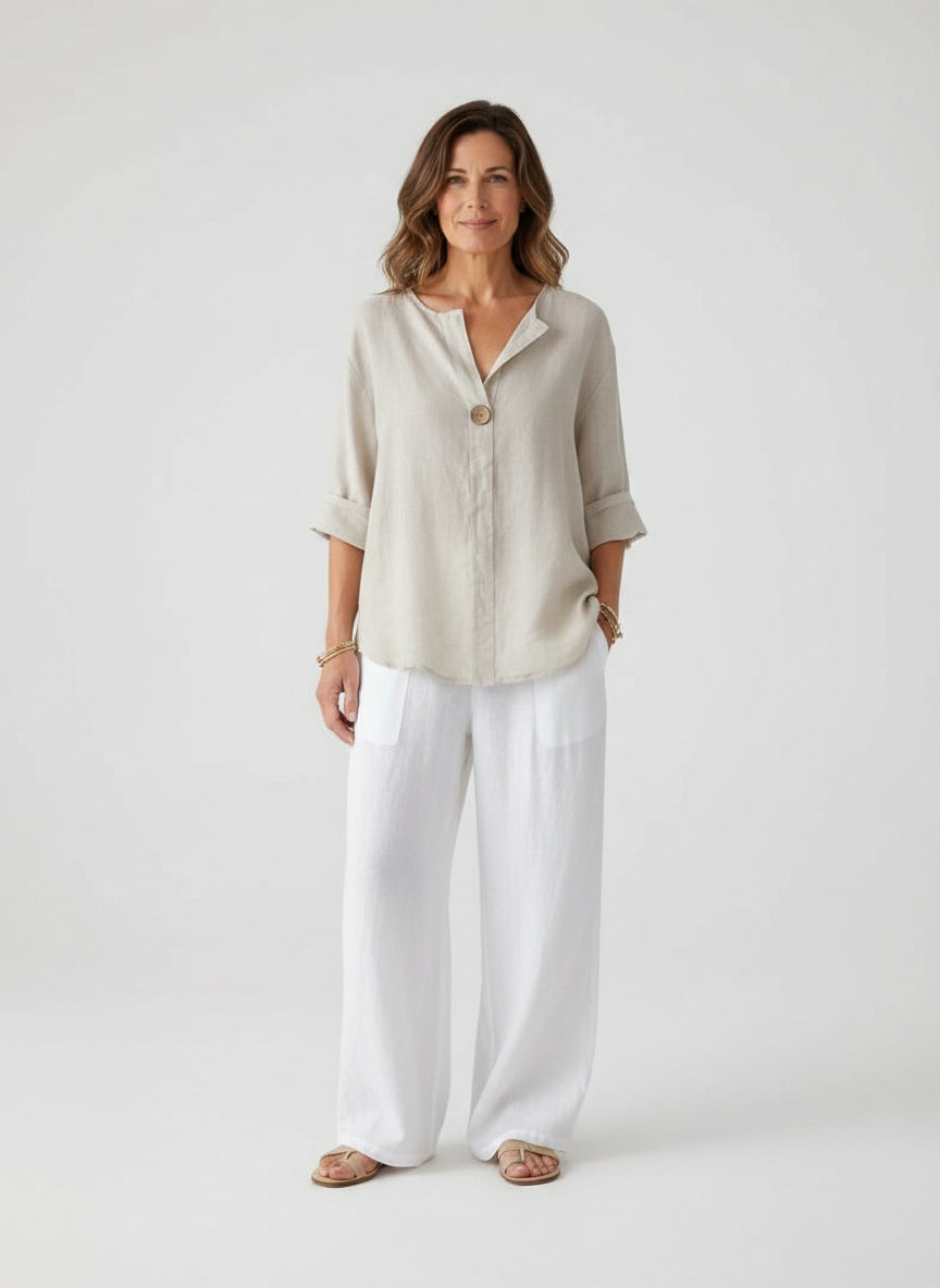 Full body view of the model wearing Vrouwenlinnenblouse