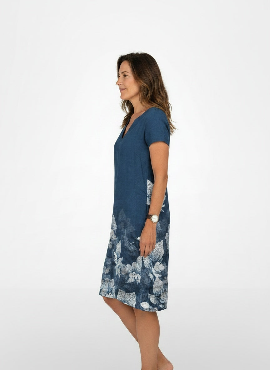 Side profile of the model wearing Mini zomerjurk met bloemenprint en korte mouwen voor dames