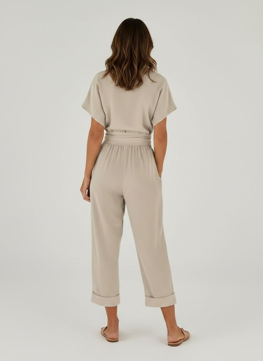 Back pose of the model wearing Twee-delig zomeroutfit voor dames