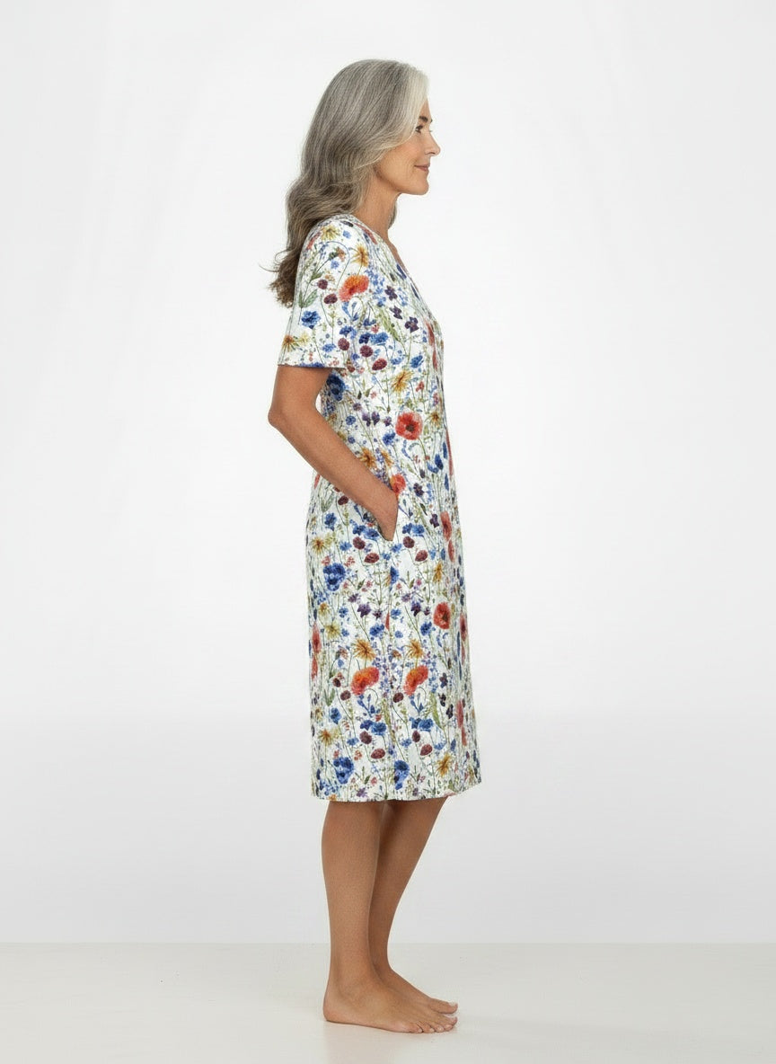 Side profile of the model wearing Midi zomerjurk met patronen voor dames