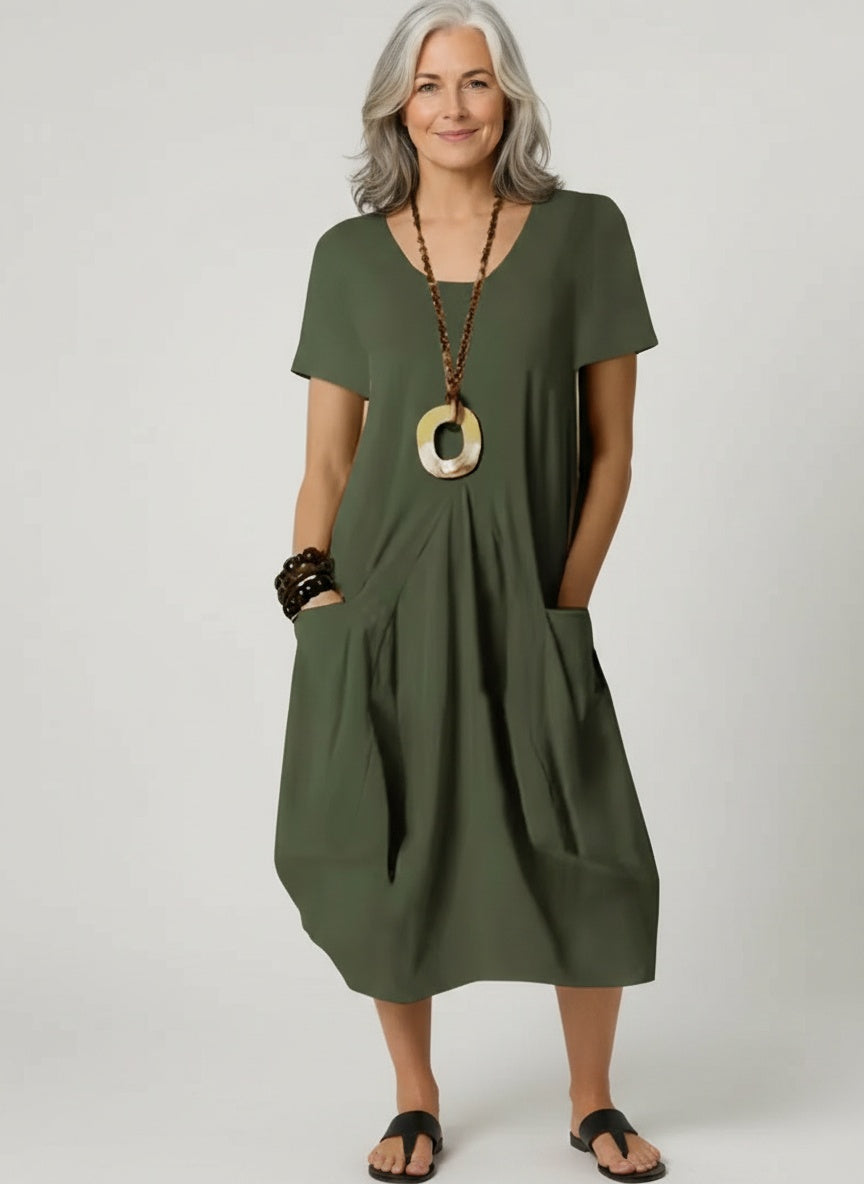 Full body view of the model wearing Sarah – Vloeiende midi zomerjurk met ruime snit en ronde hals voor dames