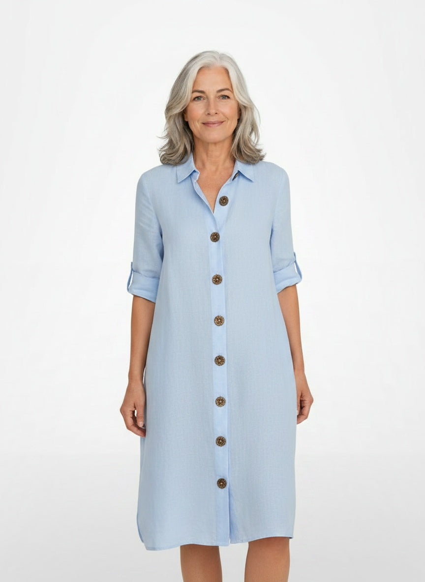 Full body view of the model wearing Amanda – Linnen overhemdjurk voor dames