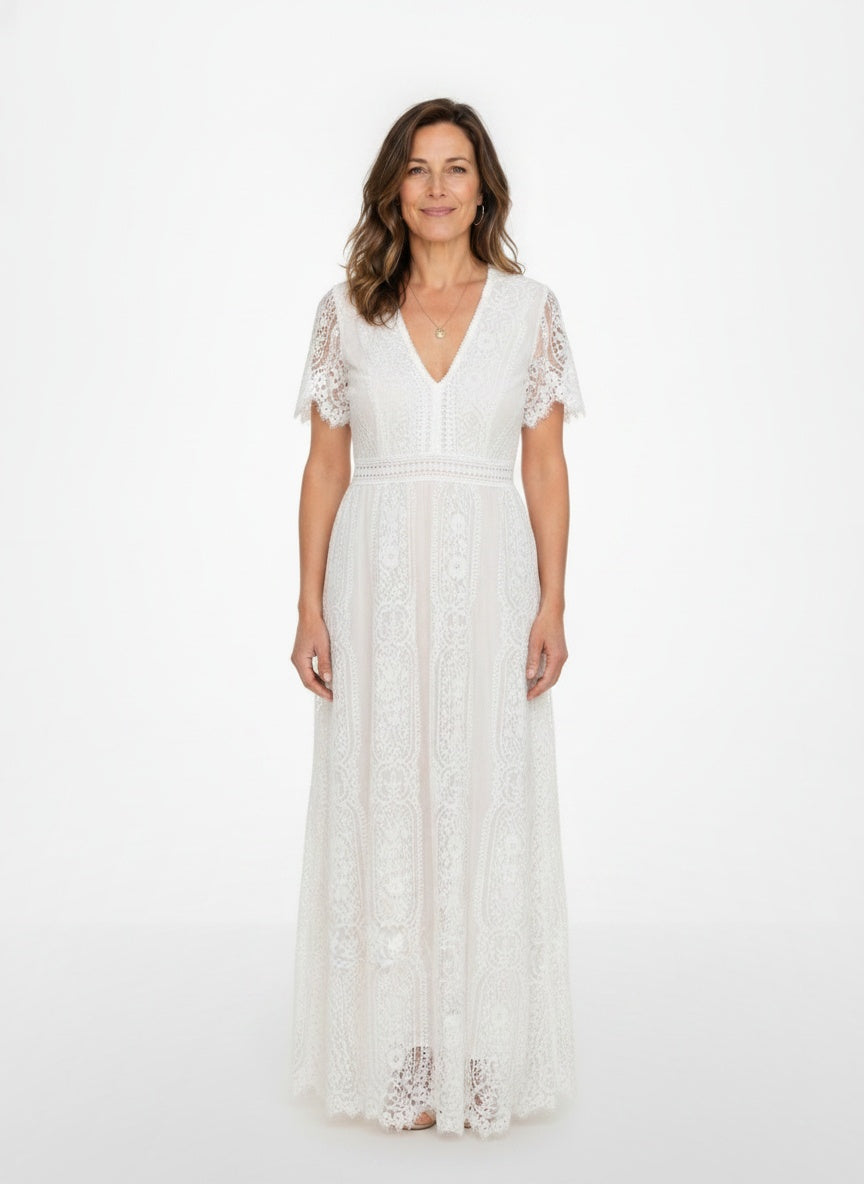 Full body view of the model wearing Maxi Jurk van Geborduurde Kant met V-Hals