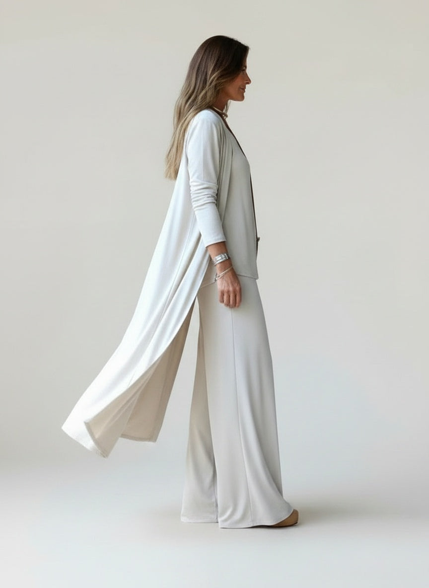 Side profile of the model wearing Drie-delig vrouwenensemble