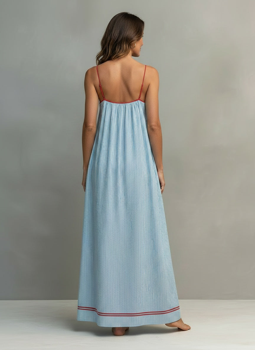 Back pose of the model wearing Maxijurk met fijne schouderbanden en bies voor dames