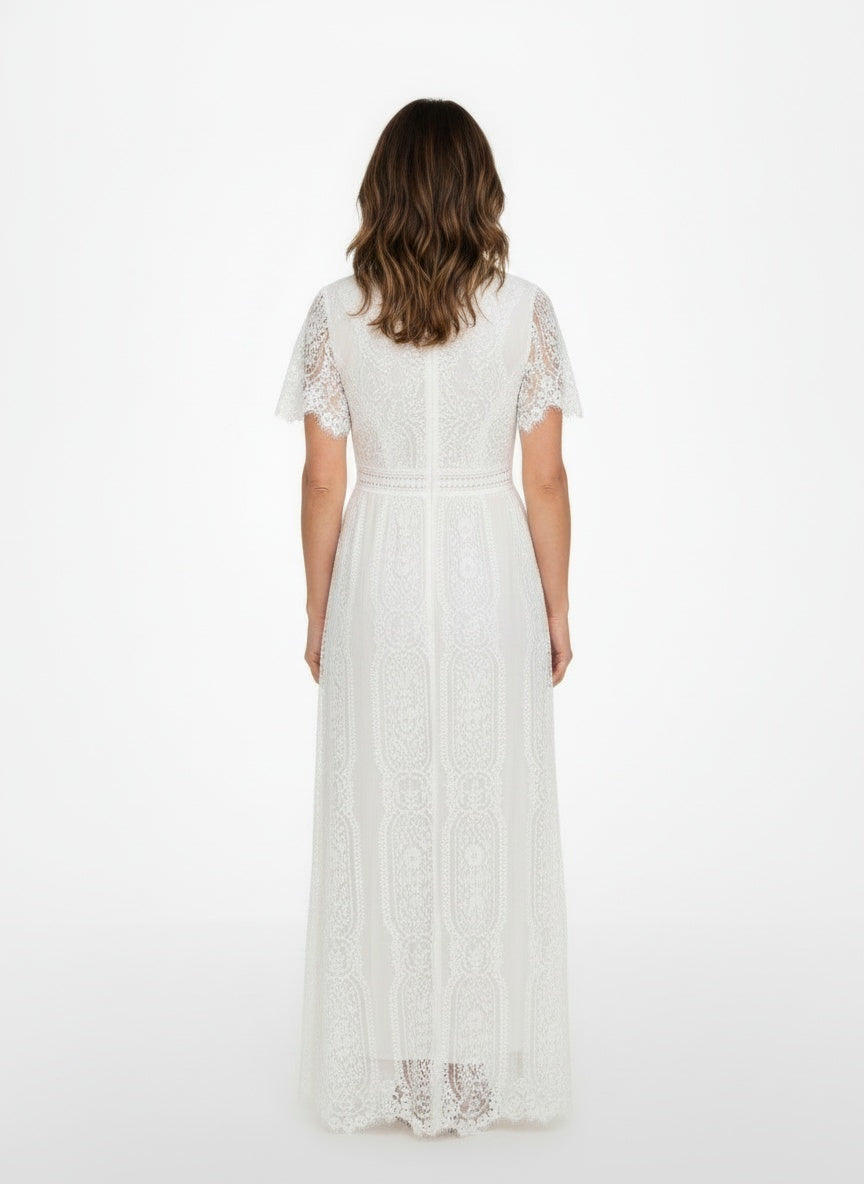 Back pose of the model wearing Maxi Jurk van Geborduurde Kant met V-Hals