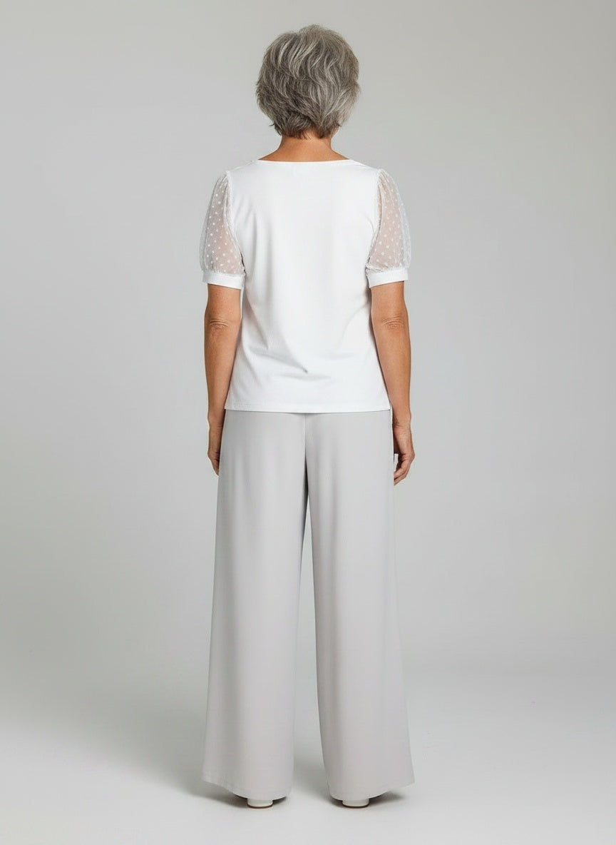 Back pose of the model wearing Dames top met V-hals