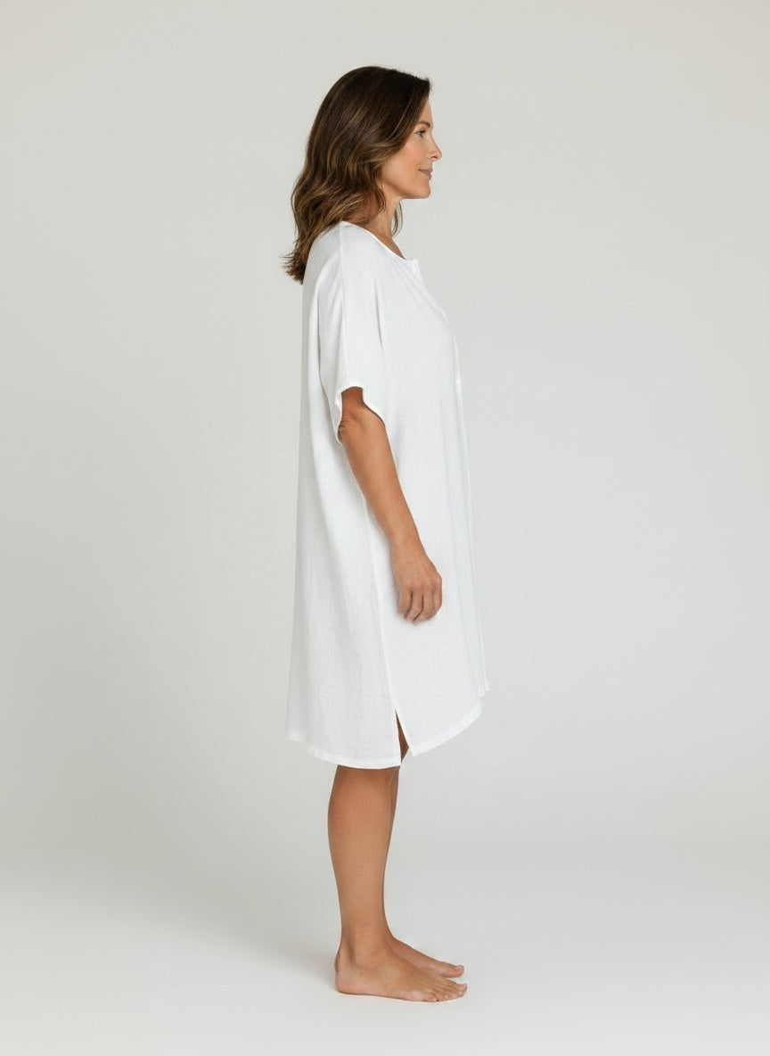 Side profile of the model wearing Damesblouse