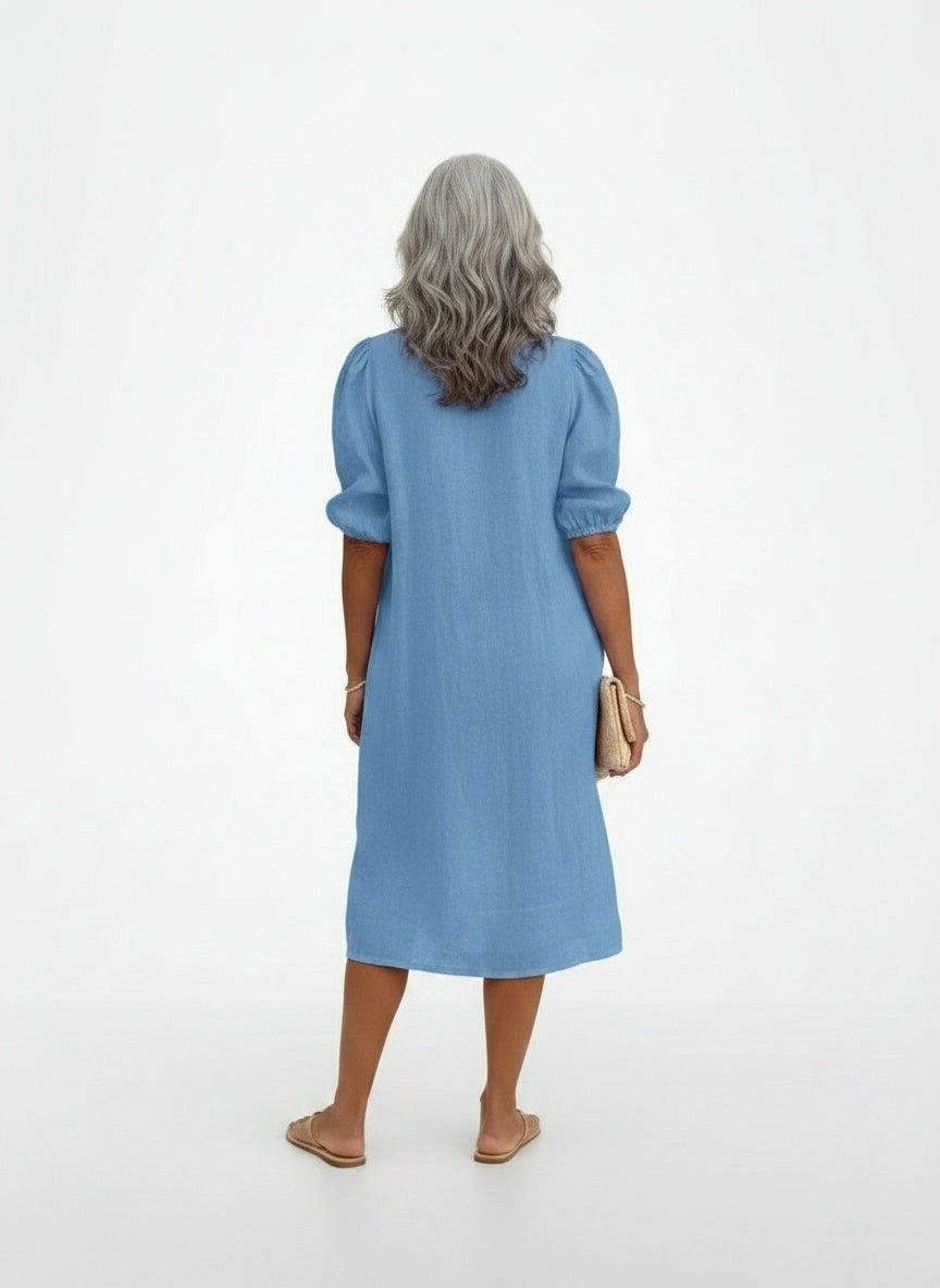 Back pose of the model wearing Rechte zomerjurk voor dames van linnen met V-hals en elegante frisheid
