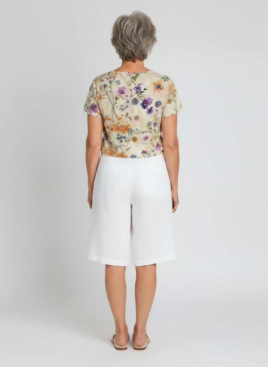 Back pose of the model wearing Vrouwelijke lichte vloeiende T-shirt in stretchy rayon met vintage bloemenprint