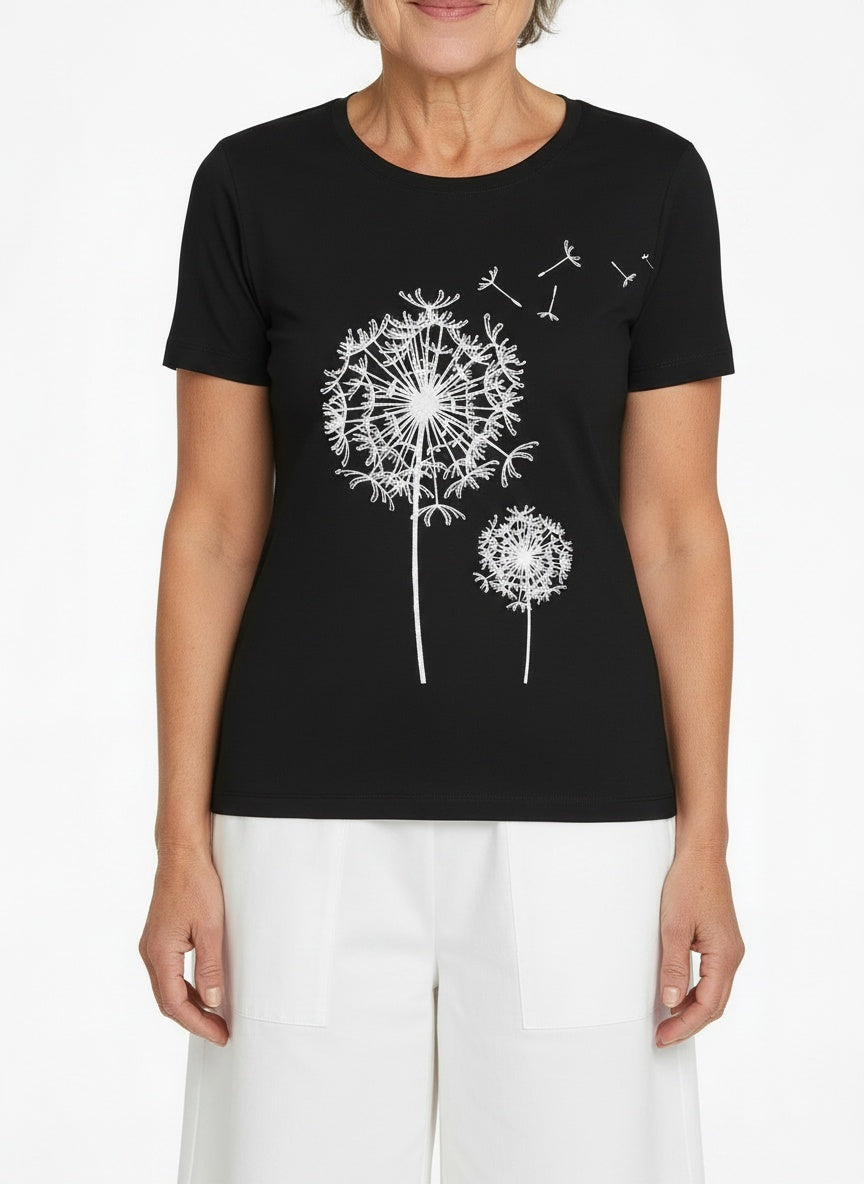 Close-up of the model wearing Zomer T-shirt met ronde hals en korte mouwen voor dames