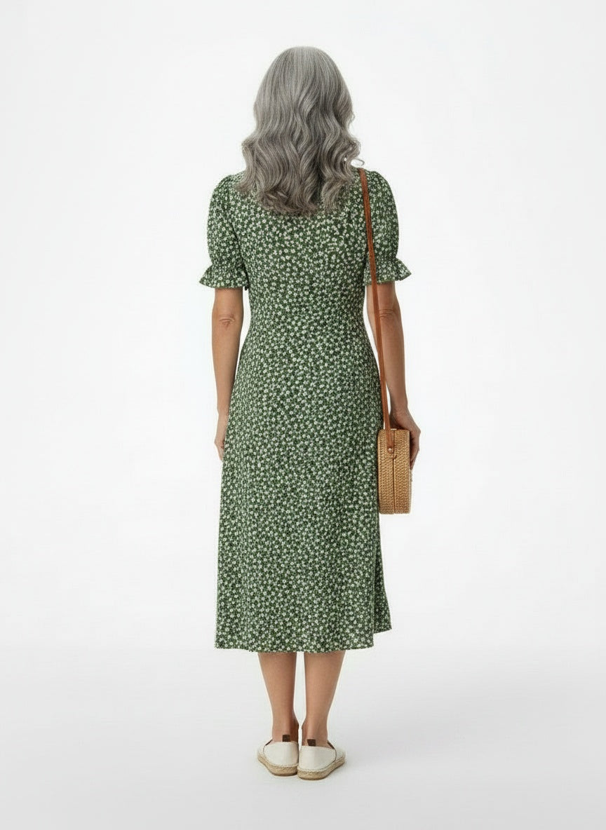 Back pose of the model wearing Zomer portefeuille jurk voor dames met bloemenprint en volantmouwen