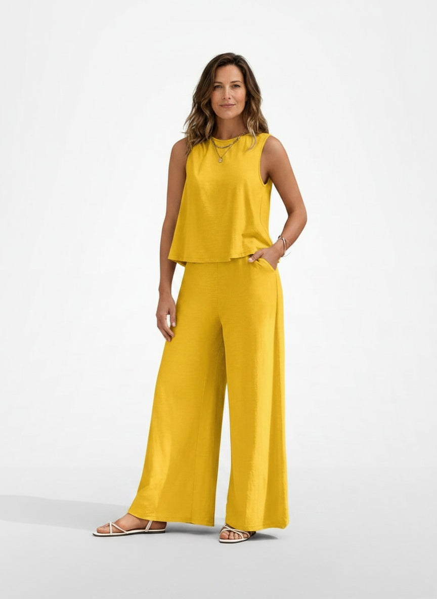 Full body view of the model wearing Yasmine – Twee-delige damesoutfit