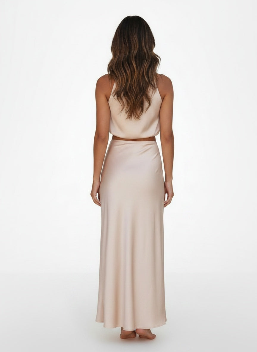 Back pose of the model wearing Victoria – Elegante twee-delige set voor dames