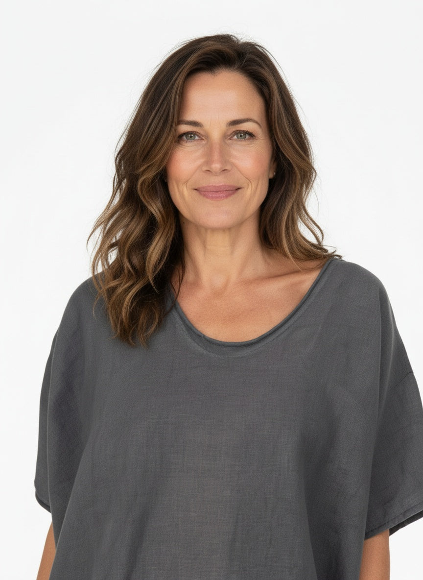 Close-up of the model wearing Klassieke blouse met een ruime snit en korte mouwen voor dames