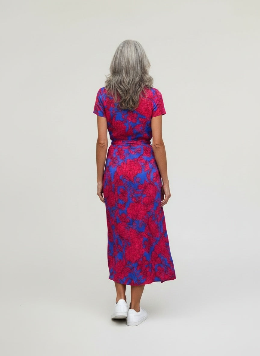 Back pose of the model wearing Midi portefeuille jurk met print voor dames