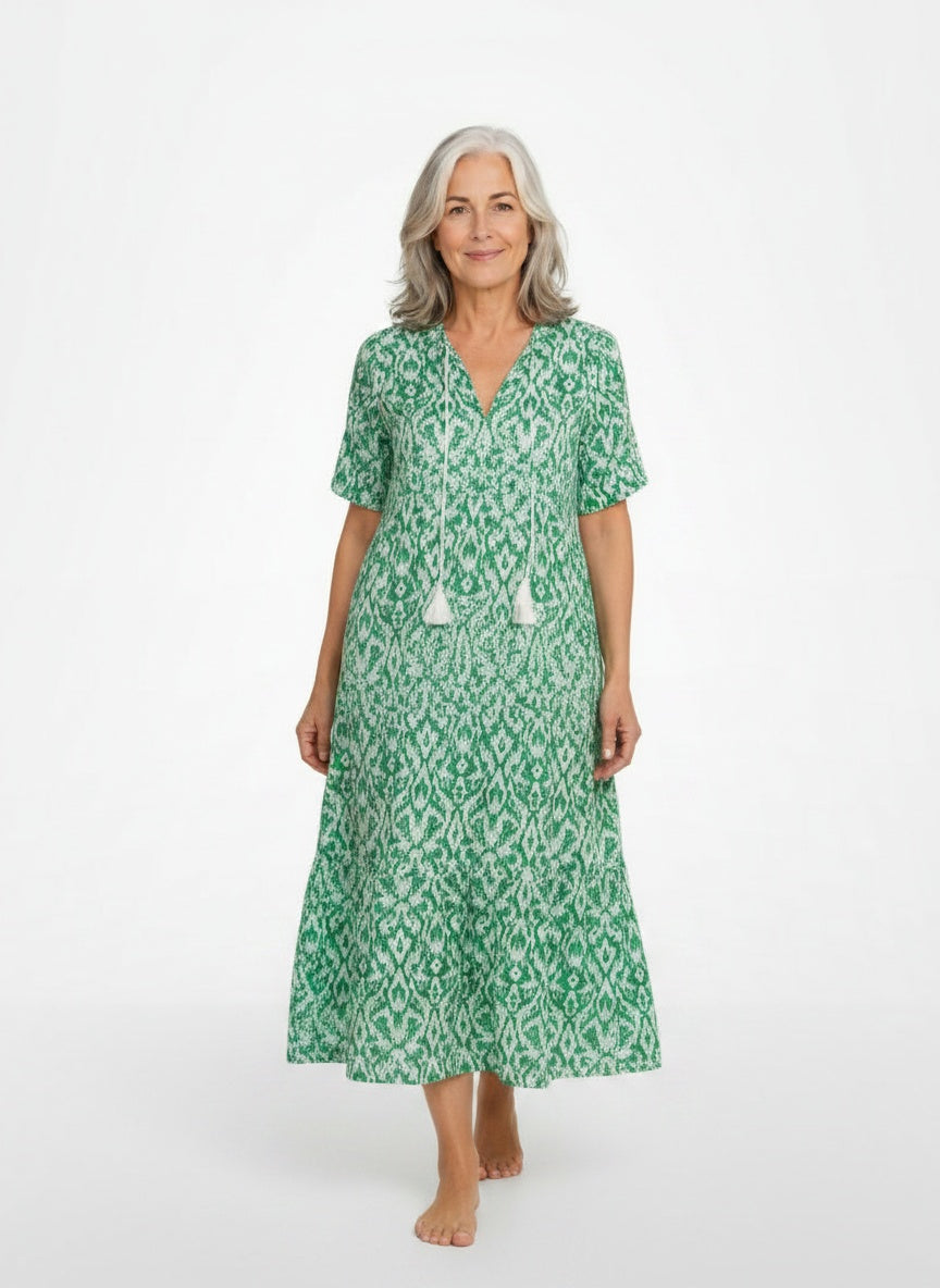 Full body view of the model wearing Juliette – Lichte en bedrukte midi-jurk voor dames