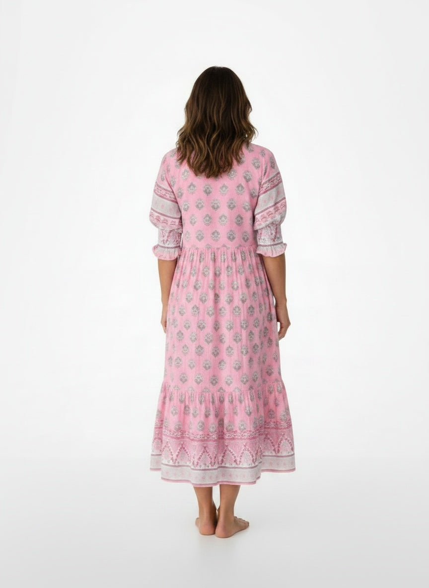 Back pose of the model wearing Maxijurk bohemien met V-hals en bloemenpatroon voor dames