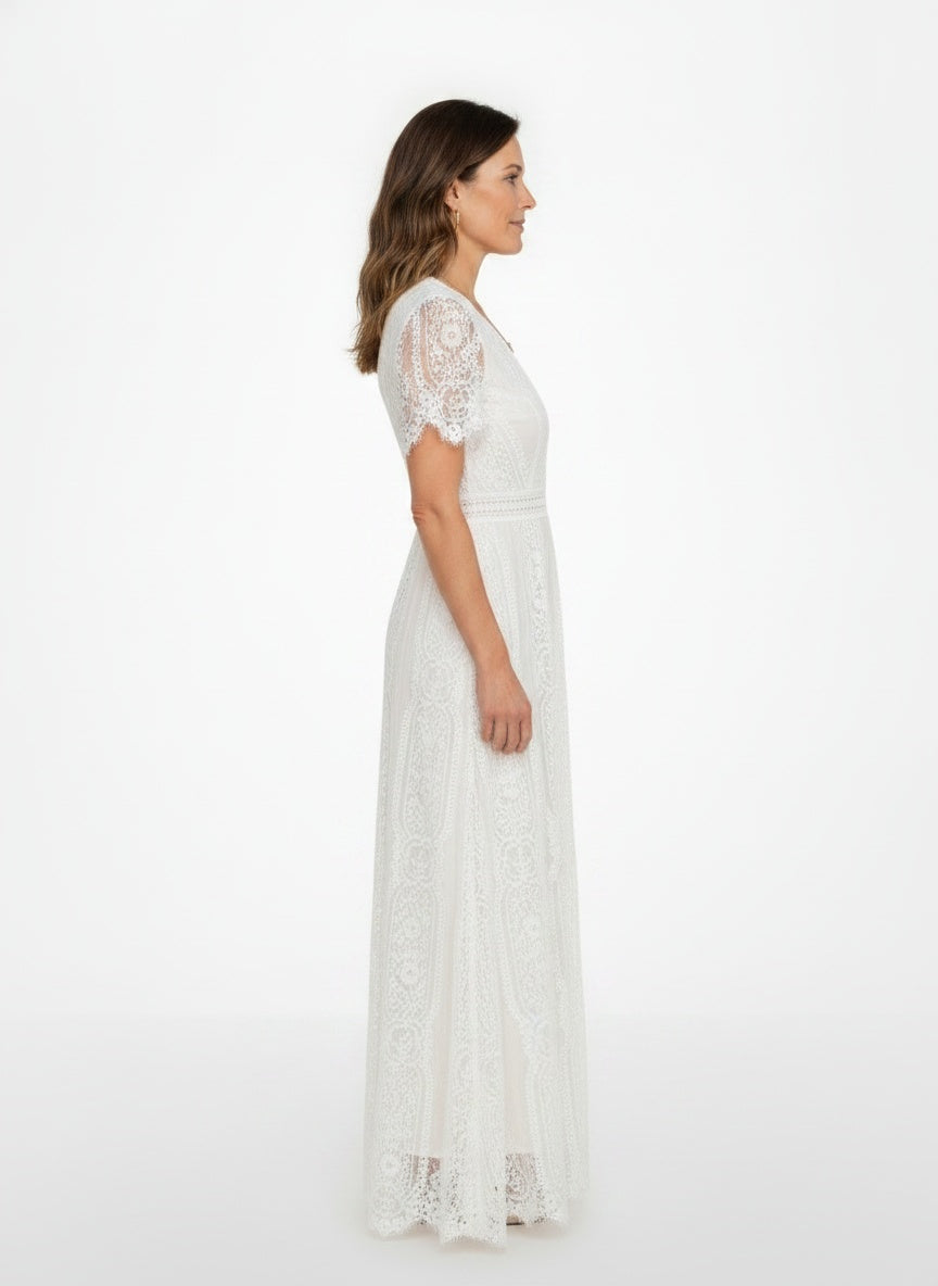 Side profile of the model wearing Maxi Jurk van Geborduurde Kant met V-Hals
