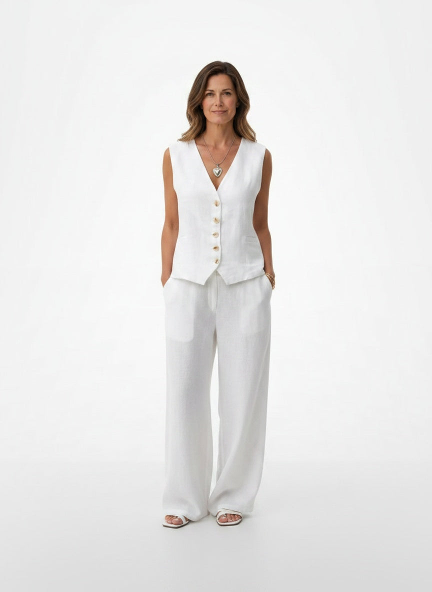 Full body view of the model wearing Twee-delig damesensemble met vest