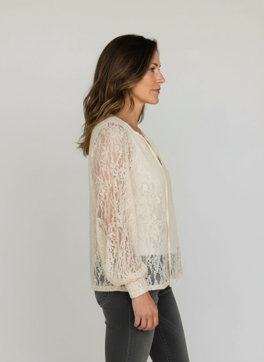 Side profile of the model wearing Boheemse blouse met splitnek in vintage stijl voor dames