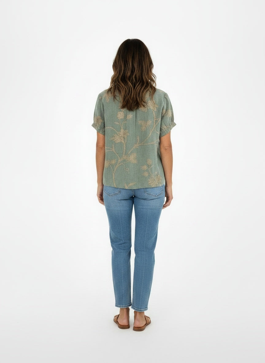 Back pose of the model wearing Vintage blouse met bloemenprint voor dames