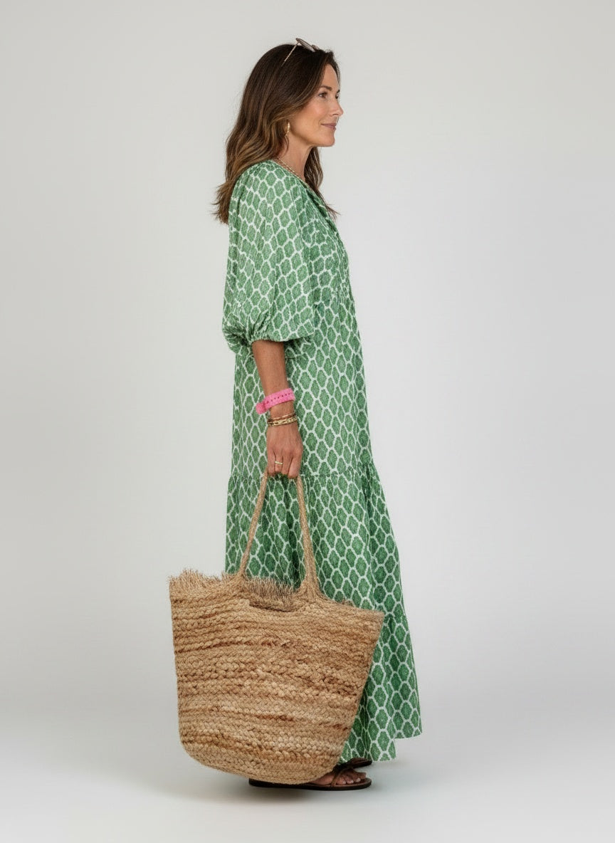 Side profile of the model wearing Maxi jurk met ruime rok voor dames