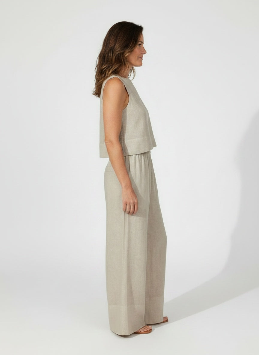 Side profile of the model wearing Twee-delig damesensemble