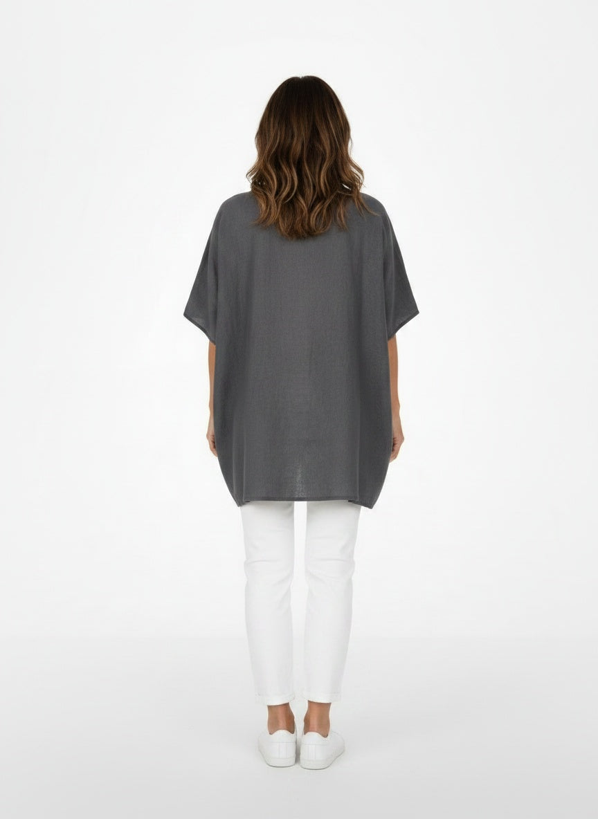 Back pose of the model wearing Klassieke blouse met een ruime snit en korte mouwen voor dames