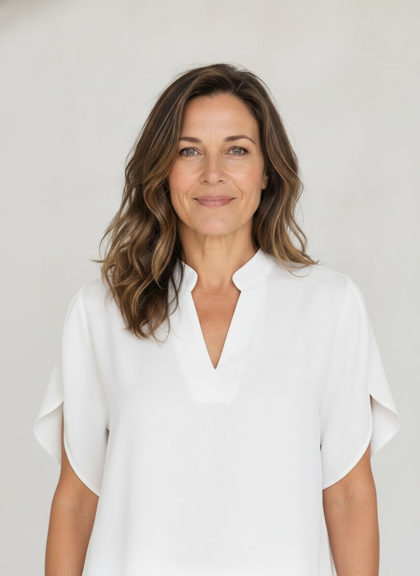 Close-up of the model wearing Korte mouwen blouse voor dames