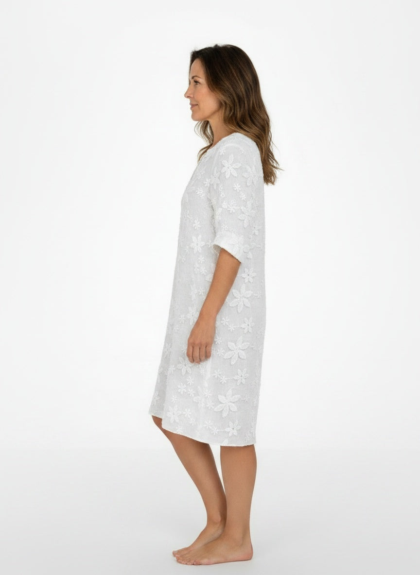 Side profile of the model wearing Mini-jurk met bloemenpatroon en 3/4 mouwen voor vrouwen