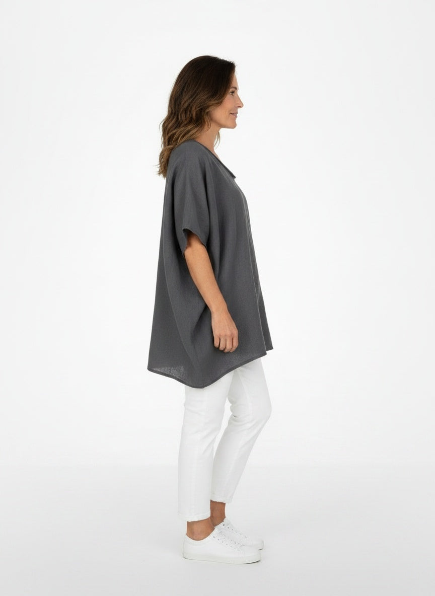 Side profile of the model wearing Klassieke blouse met een ruime snit en korte mouwen voor dames
