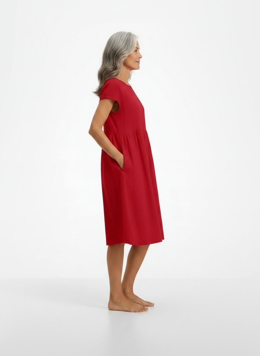 Side profile of the model wearing Elegante midi zomerjurk met korte mouwen voor dames
