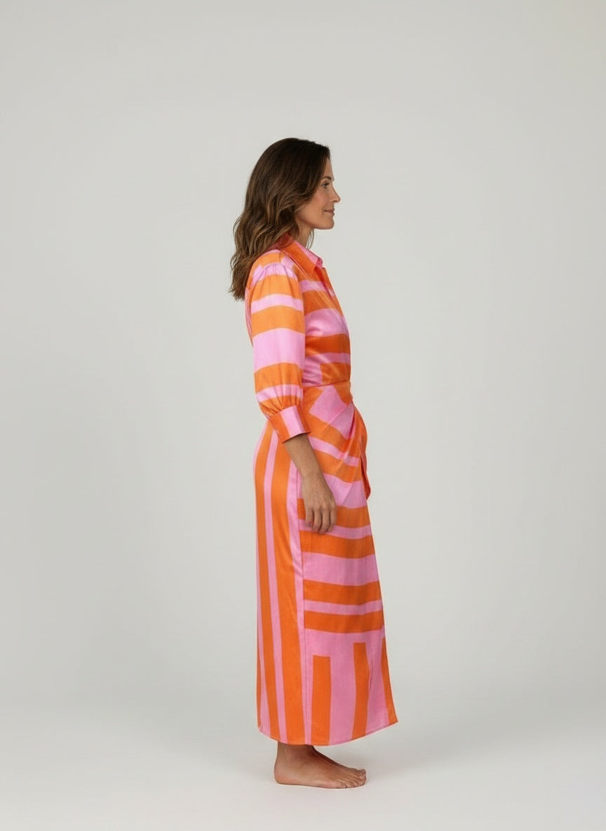 Side profile of the model wearing Midi wikkeljurk met driekwart mouwen voor dames