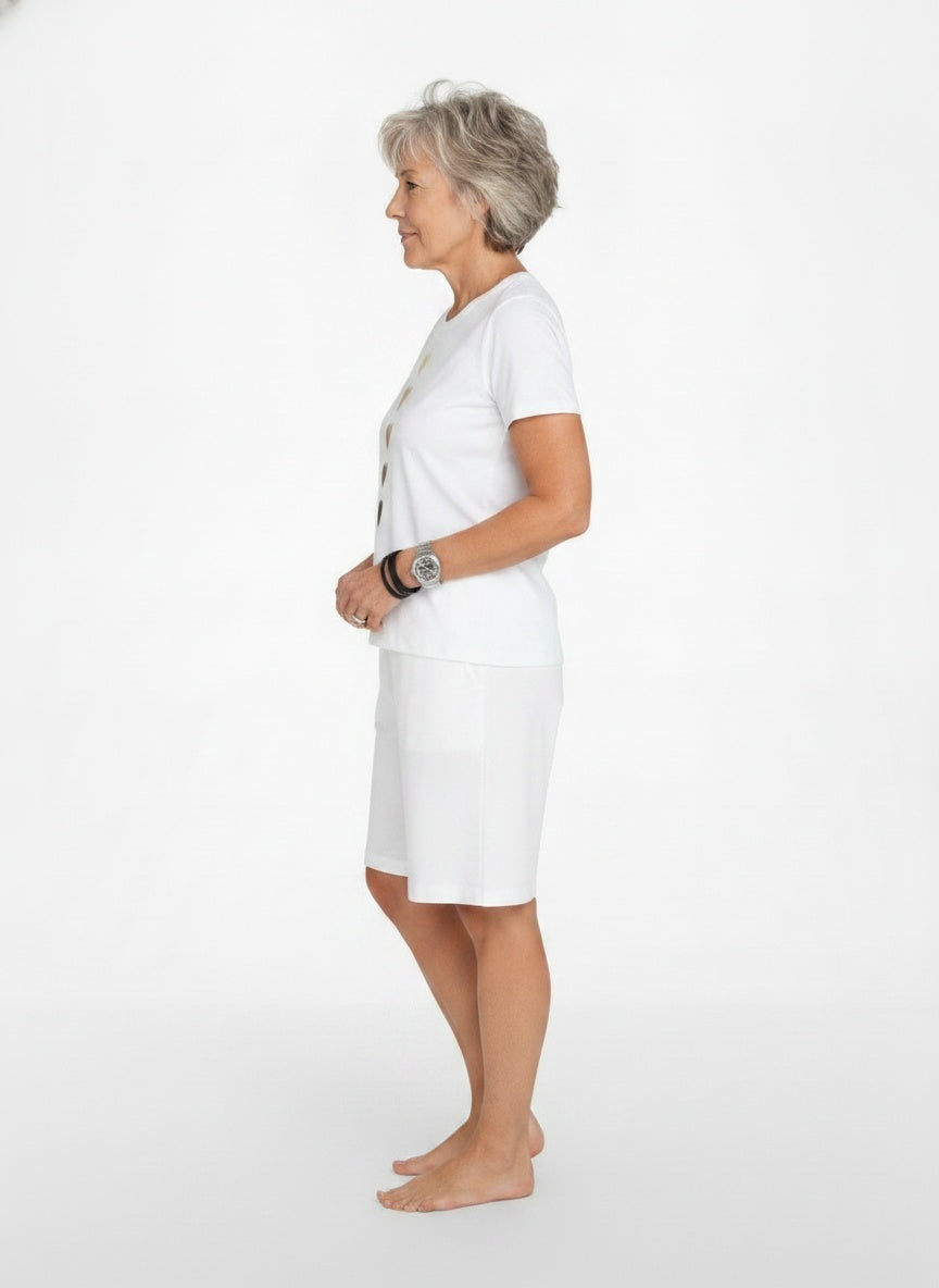 Side profile of the model wearing Witte zomer t-shirt met korte mouwen voor dames